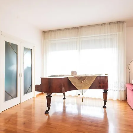 Royale Melody In - Near Centre *