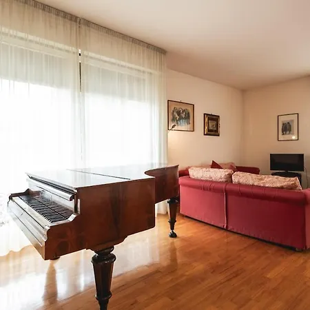 Royale Melody In - Near Centre *