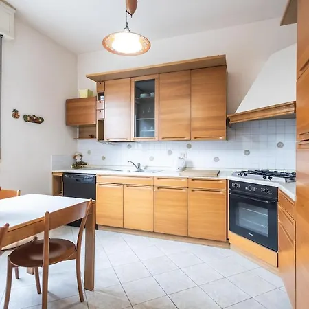 Royale Melody In - Near Centre Apartment