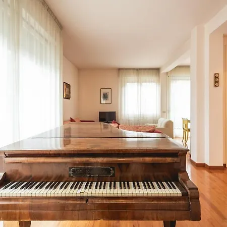 Royale Melody In - Near Centre